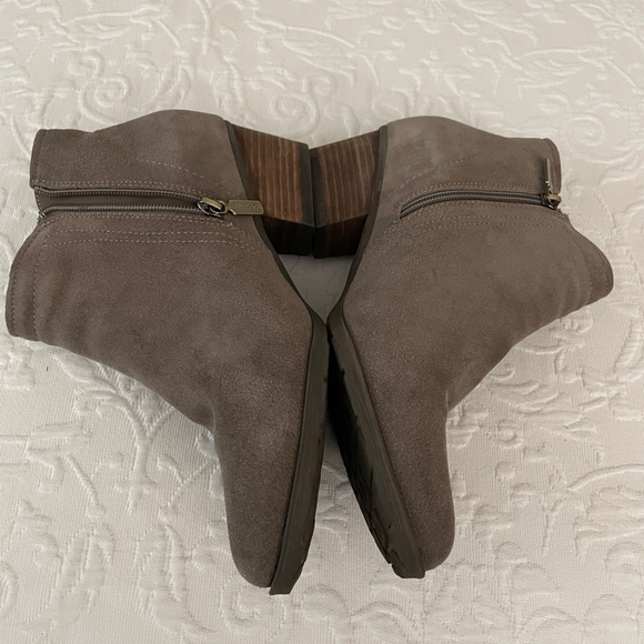 Blondo Villa Waterproof Suede Ankle Boots (EUC) - Picture 8 of 9